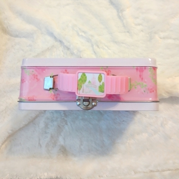 ๐ธ Disney Princess Pink Embossed Tin Lunchbox Collectable, Tiana Belle Rapunzel - Picture 4 of 13